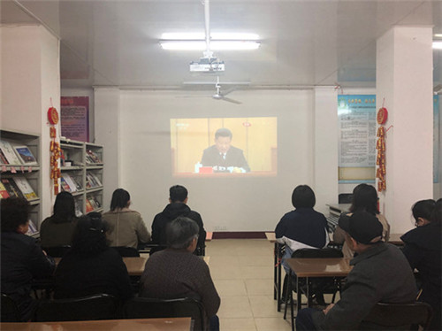秦淮区双塘街道五福街社区组织观看纪念五四运动一百周年大会.jpg