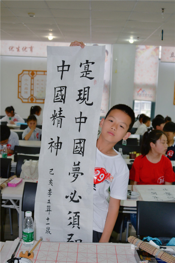 参赛选手展示现场书法作品2.jpg