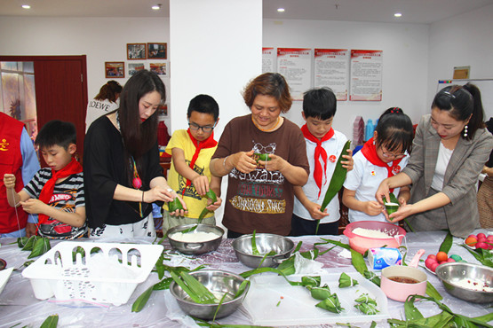 老少包粽子，孩子学艺忙 (3).jpg