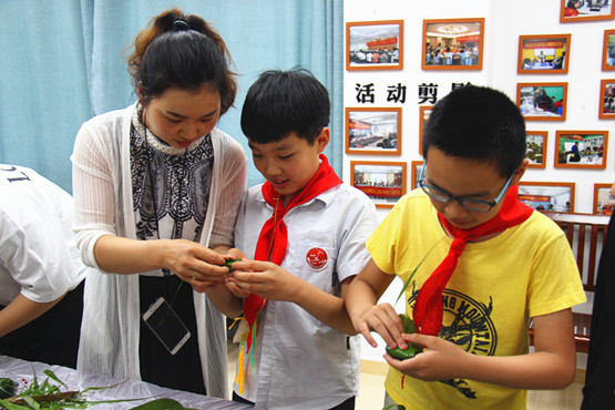 老少包粽子，孩子学艺忙 (2).jpg
