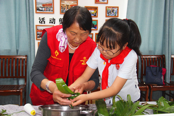 老少包粽子，孩子学艺忙 (1).jpg