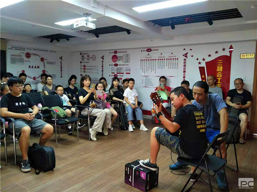 板仓社区关工委举办“暑期青少年吉他演奏”活动 (1)_副本.jpg