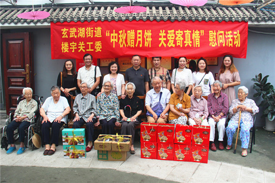 玄武湖街道楼宇关工委中秋走进老年公寓送爱心 (1)_副本.jpg