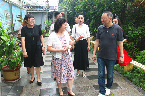玄武湖街道楼宇关工委中秋走进老年公寓送爱心 (2)_副本.jpg