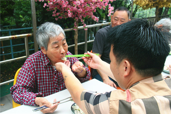 玄武湖街道楼宇关工委中秋走进老年公寓送爱心 (5)_副本.jpg