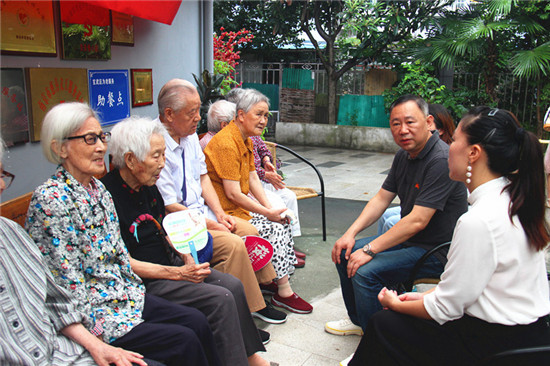 玄武湖街道楼宇关工委中秋走进老年公寓送爱心 (4)_副本.jpg