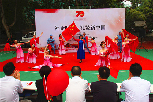 玄武湖街道关工委“5G联动”“红歌”礼赞新中国 (1).jpg