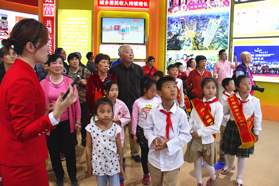 玄武湖街道青少年喜看江苏70周年成就展 (3).jpg