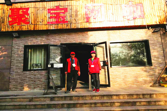 玄武湖街道组织“五老”网吧义务监督员参与文明创建活动 (2)_副本.jpg