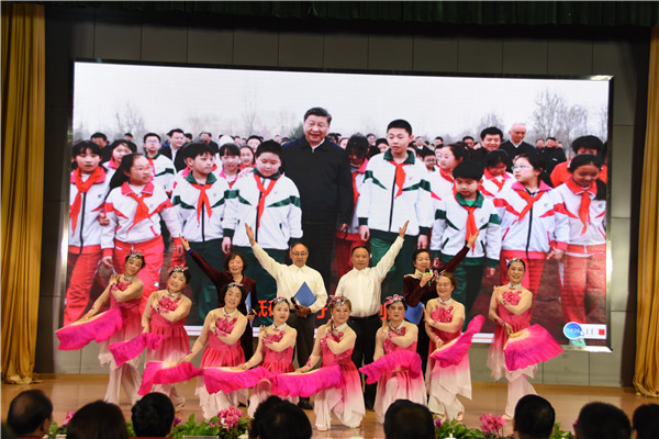 03—建邺区教育系统“五老”志愿者音诗画舞表演《中国，中国，我爱你！》.jpg