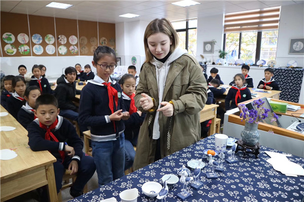 小青花与留学生互动 (7).jpg