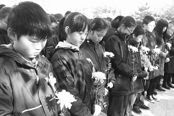 玄武湖街道关工委在南京大屠杀仙鹤门丛葬地悼念遇难同胞 (5)_副本.jpg