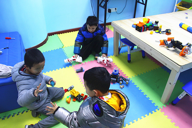 玄武湖街道楼宇关工委开展青少年机器人创意体验活动 (1)_副本.jpg