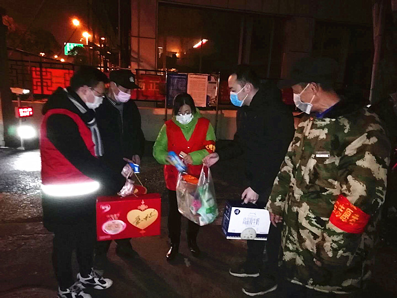 玄武区机关元宵佳节为社区防疫一线“五老”志愿者送温暖 (1).jpg