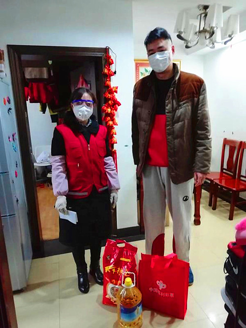 樱铁村社区关工委慰问支援湖北一线医护人员家属 (2)_副本_副本.jpg