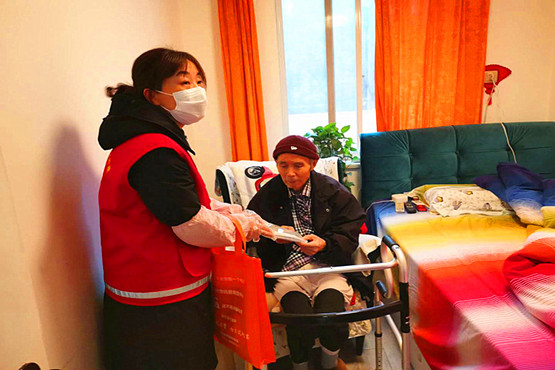 樱铁村社区开展“防疫不忘老军人”关爱行动 (01)_副本.jpg