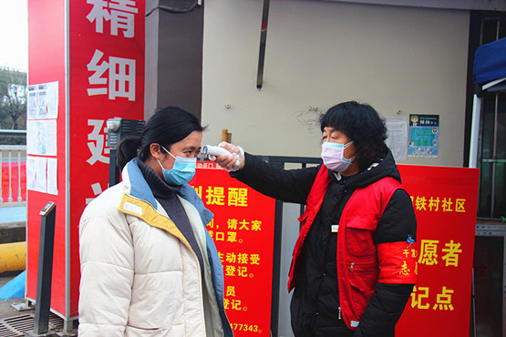 玄武湖街道“五老”志愿者助力社区防疫抗疫 (4).jpg