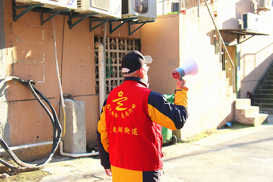 玄武湖街道“五老”志愿者助力社区防疫抗疫 (6).jpg