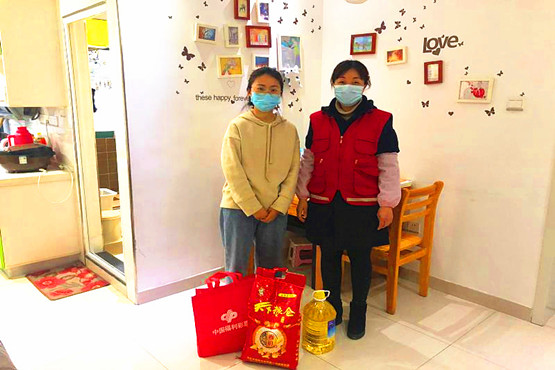 樱铁村社区关工委暖心慰问最美“逆行者”家属 (2)_副本.jpg