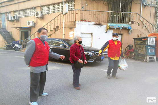 花园路社区五老志愿者郭庭喻积极参与社区抗疫 (1).png