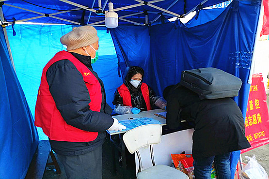 仙鹤门社区“五老”志愿者积极参与社区防疫 (2).jpg