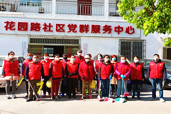 玄武湖街道“五老”志愿者积极参与爱国卫生月环境整治行动 (2).jpg