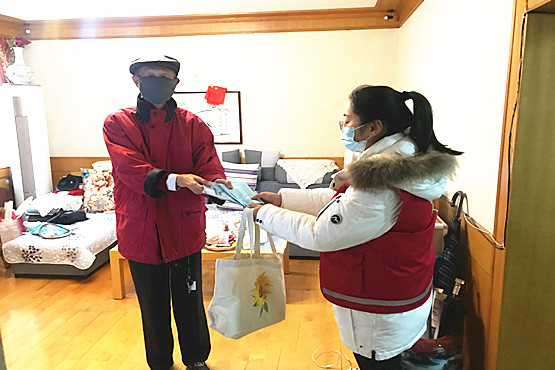 玄武湖街道樱驼花园社区关工委为五老送口罩 (1)_副本.jpg