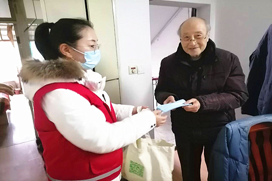 玄武湖街道樱驼花园社区关工委为五老送口罩 (2)_副本.jpg