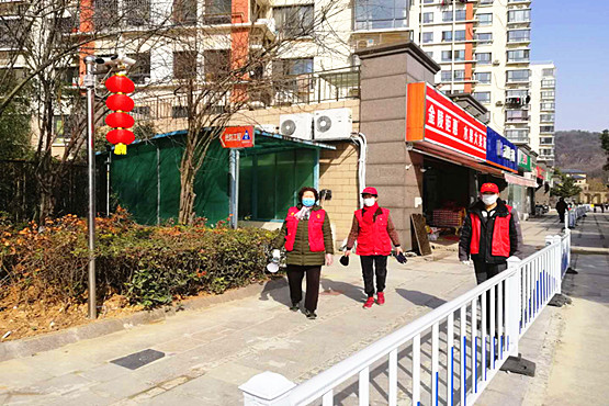玄武湖街道社区“五老”志愿者积极参与社区疫情防控工作 (2).jpg