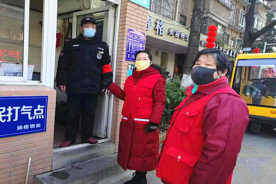 “五老”志愿者也是社区“防疫”的主力军 (4)_副本.jpg