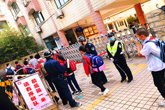 玄武湖街道关工委助力中、小学校开学复课 (3).jpg