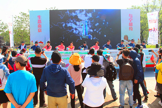 市关工委领导参加“行走南京最美江岸线”网络公益健步走活动 (1)_副本.jpg