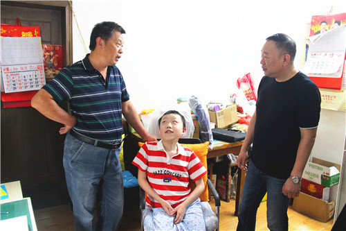 玄武湖楼宇关工委“六一”儿童节走访慰问贫残儿童 (02)_.jpg