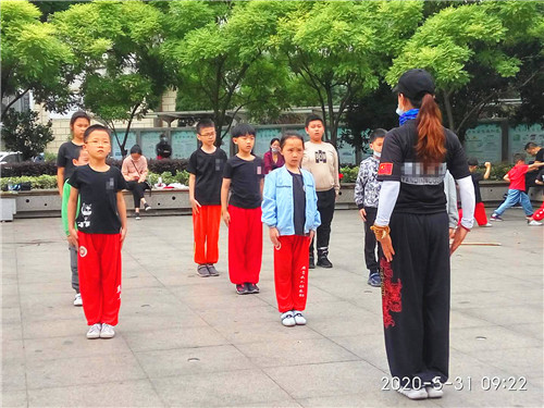 玄武湖街道关工委在“六一”前送青少年武术操培训大礼 (1).jpg