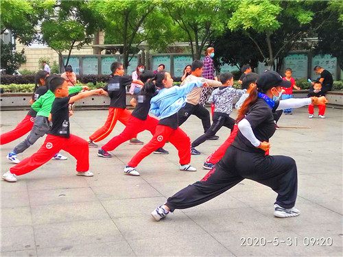 玄武湖街道关工委在“六一”前送青少年武术操培训大礼 (2).jpg