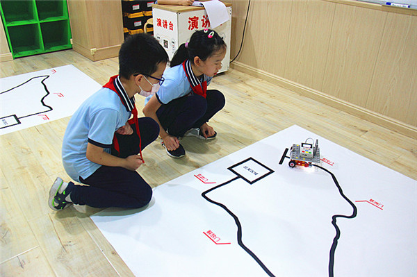 玄武区第三届“商务楼宇杯”中小学生机器人竞赛开赛 (7)_副本.jpg