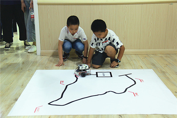 玄武区第三届“商务楼宇杯”中小学生机器人竞赛开赛 (8)_副本.jpg
