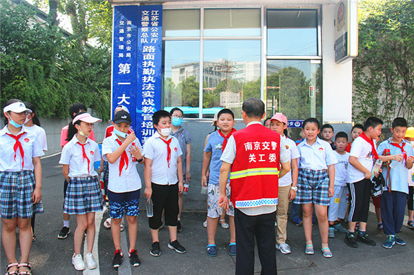 玄武湖街道楼宇关工委开展“警营体验活动” (2)_副本.jpg