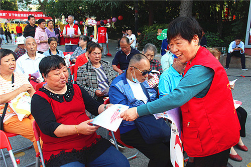 玄武湖街道关工委“五老”助力《倡议书》宣传 (7).jpg