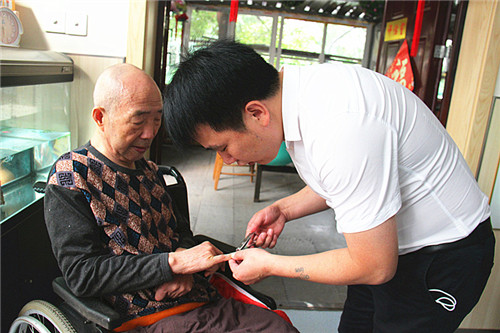 玄武湖街道楼宇关工委中秋慰问敬老院老人 (4).jpg