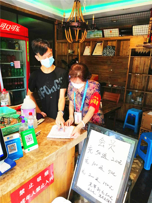 网吧巡查监督，玄武湖街道“五老”志愿者在行动！ (3).jpg