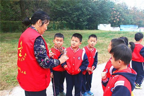 玄武湖街道关工委老少携手“快乐远足，亲近自然” (9)_副本.jpg