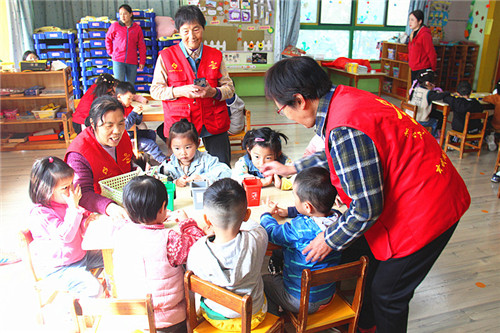 玄武湖街道“五老”走进樱花幼儿园宣传垃圾分类 (1).jpg