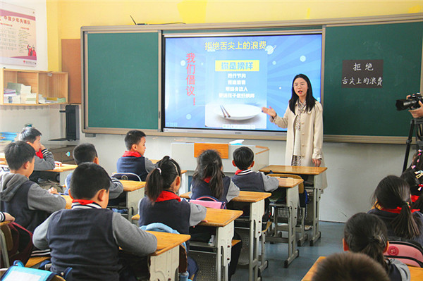 玄武区樱花小学把“光盘行动”根植于童心 (3).jpg