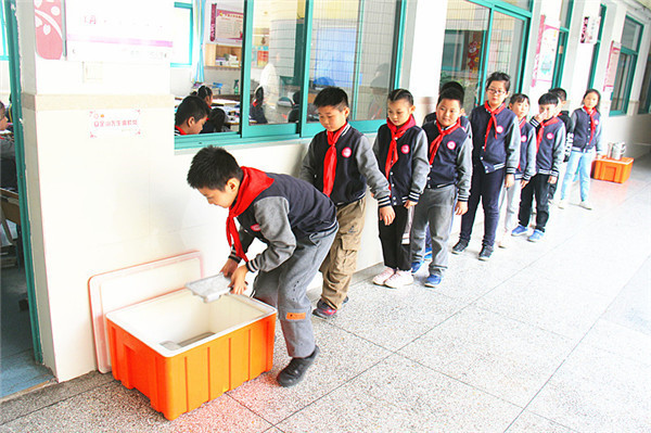 玄武区樱花小学把“光盘行动”根植于童心 (7).jpg