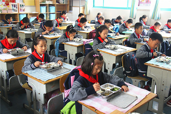 玄武区樱花小学把“光盘行动”根植于童心 (8).jpg
