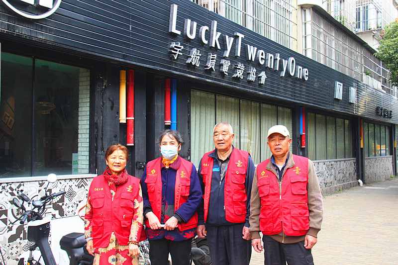 玄武湖街道“五老”网吧义务监督员进行网吧巡查 (1).jpg