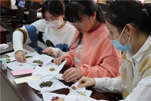 秦淮区月牙湖街道富丽山庄社区爱心特教站开展中草药书签手工活动 (6).jpg