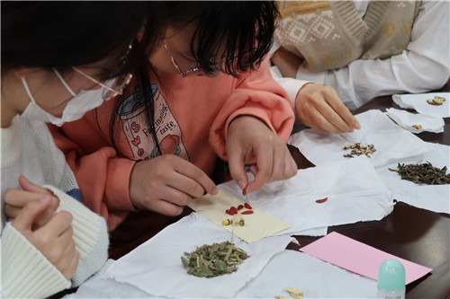 秦淮区月牙湖街道富丽山庄社区爱心特教站开展中草药书签手工活动 (3).jpg