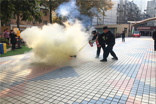 消防演练进校园，助力安全“童”行 (2).jpg